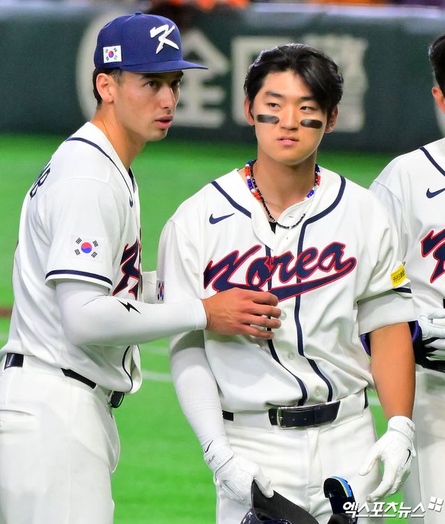 ​​8일 오후 일본 도쿄돔에서 열린 2026 월드베이스볼클래식(WBC) C조 한국과 대만의 경기, 한국이 승부치기까지 가는 끝에 대만에 4:5 역전패를 당했다. 한국 셰인 위트컴이 김도영을 위로하고 있다. 도쿄, 김한준 기자
