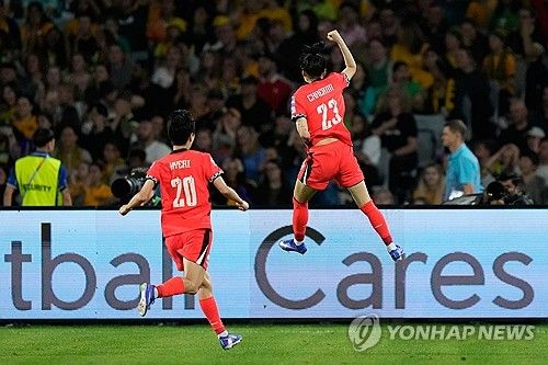대한민국 여자 축구 국가대표팀이 여자 아시안컵 개최국이자 세계적 강호 호주와 무승부를 거두고 조 1위로 8강에 올랐다. 신상우 감독이 이끄는 한국은 8일(한국시간) 호주 시드니에 위치한 아코르 스타디움에서 열린 호주와의 2026 아시아축구연맹(AFC) 여자 아시안컵 조별리그 A조 3차전에서 3-3 무승부를 기록했다. 이로써 앞서 이란과 필리핀을 연파했던 한국은 조별리그를 2승1무 무패, 승점 7로 마쳤다. 호주와 승점 동률을 이뤘으나 골득실에서 1골 앞서며 조 1위로 8강에 올랐다. 연합뉴스