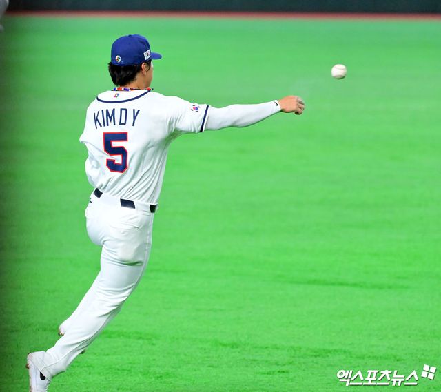 8일 오후 일본 도쿄돔에서 열린 2026 월드베이스볼클래식(WBC) C조 한국과 대만의 경기, 3회초 한국 김도영이 대만 린자정의 타구를 처리하고 있다. 도쿄, 김한준 기자