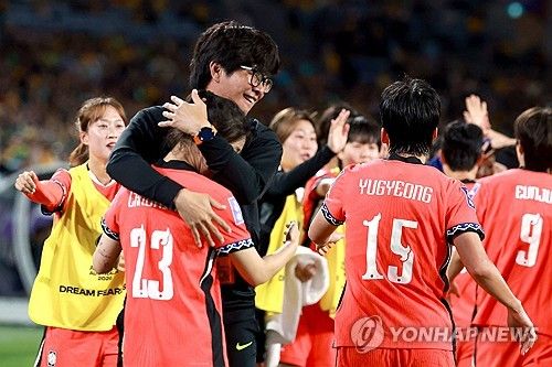대한민국 여자 축구 국가대표팀이 여자 아시안컵 개최국이자 세계적 강호 호주와 무승부를 거두고 조 1위로 8강에 올랐다. 신상우 감독이 이끄는 한국은 8일(한국시간) 호주 시드니에 위치한 아코르 스타디움에서 열린 호주와의 2026 아시아축구연맹(AFC) 여자 아시안컵 조별리그 A조 3차전에서 3-3 무승부를 기록했다. 이로써 앞서 이란과 필리핀을 연파했던 한국은 조별리그를 2승1무 무패, 승점 7로 마쳤다. 호주와 승점 동률을 이뤘으나 골득실에서 1골 앞서며 조 1위로 8강에 올랐다. 연합뉴스
