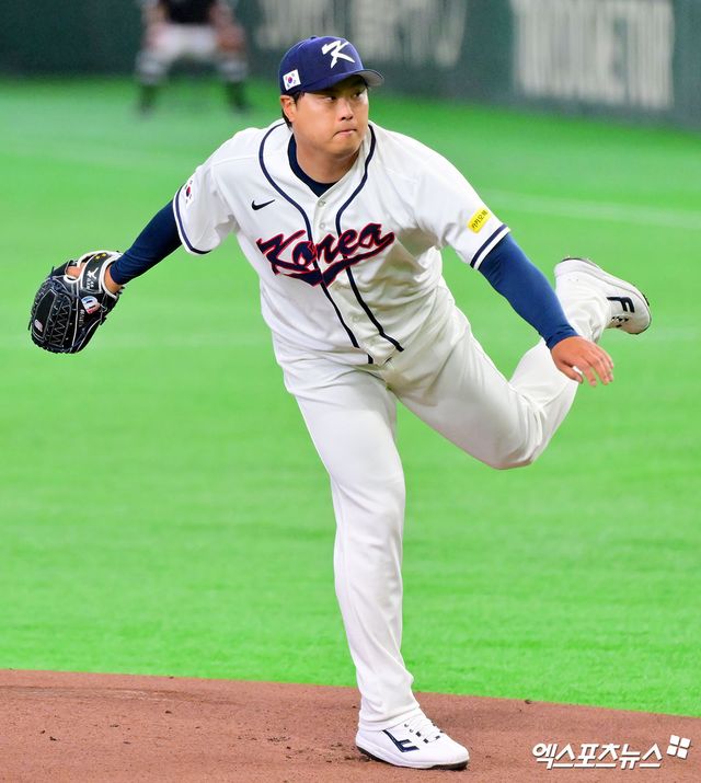 2026 월드베이스볼클래식(WBC) 한국 야구대표팀 류현진이 지난 2009년 3월 6일 WBC 대만전 등판 이후 6211일 만에 도쿄돔 마운드에 올라 대만전 실점을 최소화했다. 류현진은 8일 정오부터 일본 도쿄돔에서 열린 2026 WBC C조 대만전에 선발 등판해 3이닝 50구 3피안타 3탈삼진 1실점을 기록했다. 예상대로 호투했으나 홈런 한 방 내준 것이 안타까웠다. 류현진은 2회초 선두타자 장위청에게 던진 시속 약 141km 포심 패스트볼을 던졌다가 비거리 102m짜리 좌월 솔로 홈런을 허용했다. 도쿄, 김한준 기자