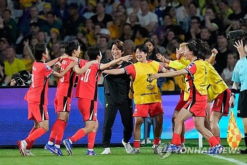 대한민국 여자 축구 국가대표팀이 여자 아시안컵 개최국이자 세계적 강호 호주와 무승부를 거두고 조 1위로 8강에 올랐다. 신상우 감독이 이끄는 한국은 8일(한국시간) 호주 시드니에 위치한 아코르 스타디움에서 열린 호주와의 2026 아시아축구연맹(AFC) 여자 아시안컵 조별리그 A조 3차전에서 3-3 무승부를 기록했다. 이로써 앞서 이란과 필리핀을 연파했던 한국은 조별리그를 2승1무 무패, 승점 7로 마쳤다. 호주와 승점 동률을 이뤘으나 골득실에서 1골 앞서며 조 1위로 8강에 올랐다. 연합뉴스