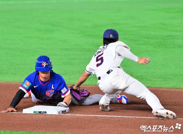 8일 오후 일본 도쿄돔에서 열린 2026 월드베이스볼클래식(WBC) C조 한국과 대만의 경기, 10회초 무사 2루 한국 김도영이 2루 주자를 태그하고 있다. 도쿄, 김한준 기자
