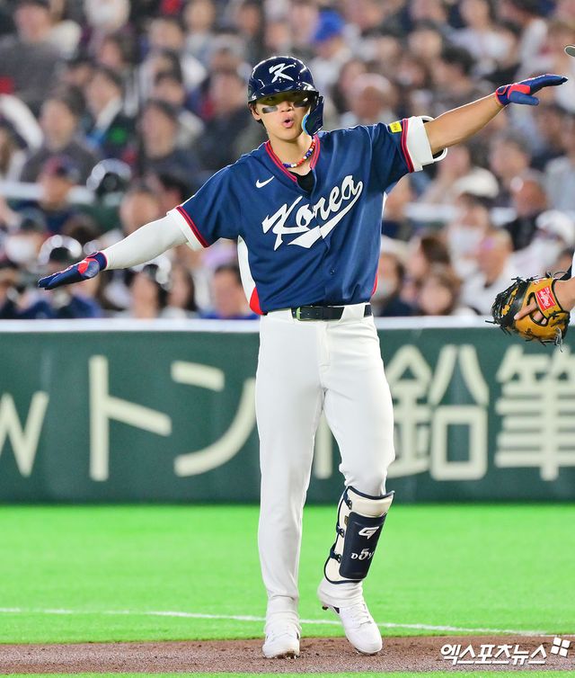 한국 야구대표팀 내야수 김도영(KIA 타이거즈)이 2026 월드베이스볼클래식(WBC) 대만전에 3루수로 나선다. 김도영은 8일 정오 일본 도쿄 도쿄돔에서 열리는 2026 WBC C조 조별리그 대만전을 앞두고 취재진과 만나 '수비는 언제든 나갈 수 있도록 준비해왔다. 9이닝을 소화하는 데 문제가 없다'고 밝혔다. 앞서 5일 체코전과 7일 일본전에 모두 지명타자로 출전했던 김도영은 이날 처음으로 수비 장갑을 낀다. 전날 코치진으로부터 통보받았고, 이날 오전 라인업을 통해 확인했다. 도쿄, 김한준 기자