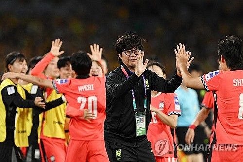 대한민국 여자 축구 국가대표팀이 여자 아시안컵 개최국이자 세계적 강호 호주와 무승부를 거두고 조 1위로 8강에 올랐다. 신상우 감독이 이끄는 한국은 8일(한국시간) 호주 시드니에 위치한 아코르 스타디움에서 열린 호주와의 2026 아시아축구연맹(AFC) 여자 아시안컵 조별리그 A조 3차전에서 3-3 무승부를 기록했다. 이로써 앞서 이란과 필리핀을 연파했던 한국은 조별리그를 2승1무 무패, 승점 7로 마쳤다. 호주와 승점 동률을 이뤘으나 골득실에서 1골 앞서며 조 1위로 8강에 올랐다. 연합뉴스