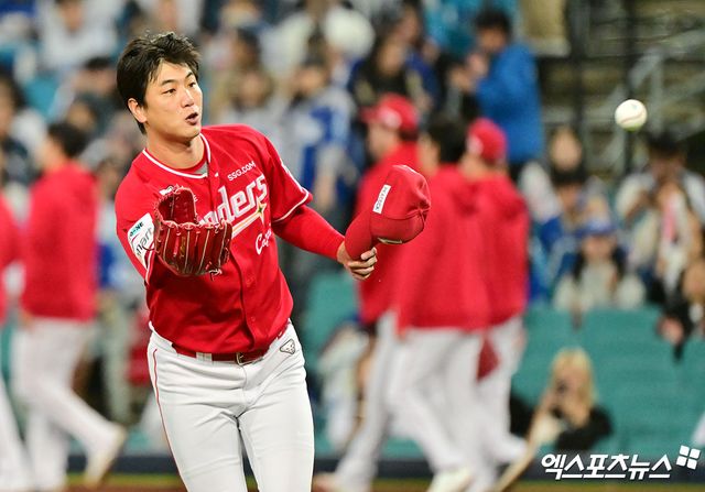 어깨 통증으로 스프링캠프 도중 조기귀국한 SSG 랜더스 김광현이 9일부터 약 2주간 일본에서 전문 재활 프로그램을 진행한다. SSG 구단에 따르면 김광현은 정밀 검진을 받은 결과 좌측 어깨 후방 부위의 골극 소견으로 인한 통증이 확인됐다. 엑스포츠뉴스 DB