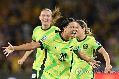 대한민국 여자 축구 국가대표팀이 여자 아시안컵 개최국이자 세계적 강호 호주와 무승부를 거두고 조 1위로 8강에 올랐다. 신상우 감독이 이끄는 한국은 8일(한국시간) 호주 시드니에 위치한 아코르 스타디움에서 열린 호주와의 2026 아시아축구연맹(AFC) 여자 아시안컵 조별리그 A조 3차전에서 3-3 무승부를 기록했다. 이로써 앞서 이란과 필리핀을 연파했던 한국은 조별리그를 2승1무 무패, 승점 7로 마쳤다. 호주와 승점 동률을 이뤘으나 골득실에서 1골 앞서며 조 1위로 8강에 올랐다. 연합뉴스