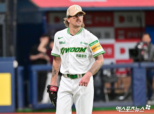 22일 오후 서울 구로구 고척스카이돔에서 열린 '2025 신한 SOL Bank KBO리그' 롯데 자이언츠와 키움 히어로즈의 경기, 4회초 수비를 마친 키움 웰스가 더그아웃으로 향하고 있다. 엑스포츠뉴스 DB