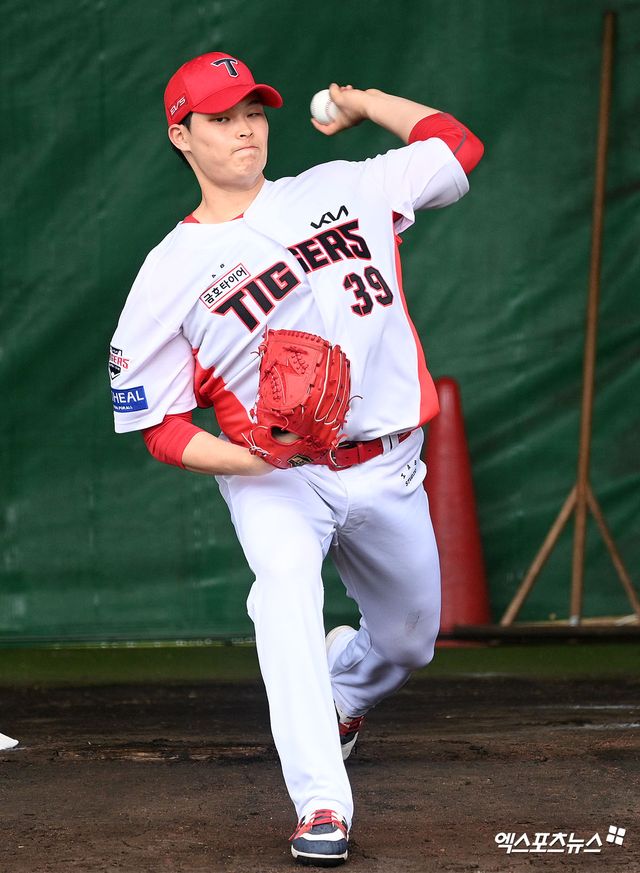 25일 일본 오키나와 킨 구장에서 진행된 KIA 타이거즈의 2차 스프링캠프, KIA 최지민이 불펜 피칭을 하고 있다. 엑스포츠뉴스 DB