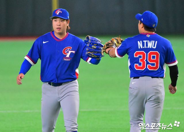 한국 야구가 대만에 덜미를 잡히면서 월드베이스볼클래식(WBC) 8강 진출이 불투명해졌다. 한국은 8일 일본 도쿄돔에서 열린 2026 WBC 조별리그 C조 대만과 경기에서 10회 승부치기 접전 끝에 4-5로 졌다. 1승 2패에 그친 한국은 9일 오후 7시 같은 장소에서 호주(2승)와 조별리그 최종전을 치른다. 만일 호주가 8일 오후 7시 일본(2승)과 경기에서 이기면 한국은 조별리그에서 탈락한다. 호주가 일본에 질 경우, 한국이 9일 호주를 제압하면 한국과 대만, 호주가 2승 2패 동률이 된다. 도쿄, 김한준 기자