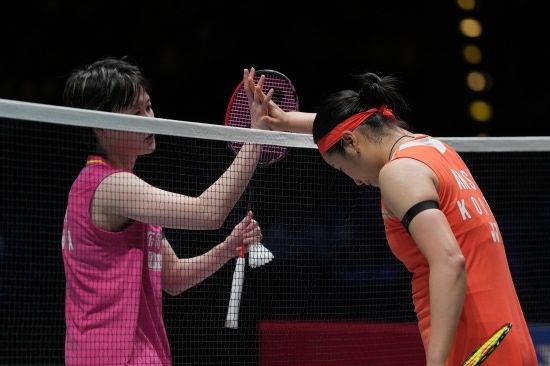 한국 배드민턴 간판 안세영(삼성생명·세계랭킹 1위)이 자신의 '천적'으로 꼽히는 중국의 천위페이(세계랭킹 3위)를 꺾고 최고 권위 대회인 전영 오픈(슈퍼 1000) 여자단식 결승에 올랐다. 지난 2023년과 2025년 전영 오픈 정상을 밟았던 안세영은 자신의 커리어 세 번째 전영 오픈 우승과 대회 2연패에 도전한다. 사진 연합뉴스