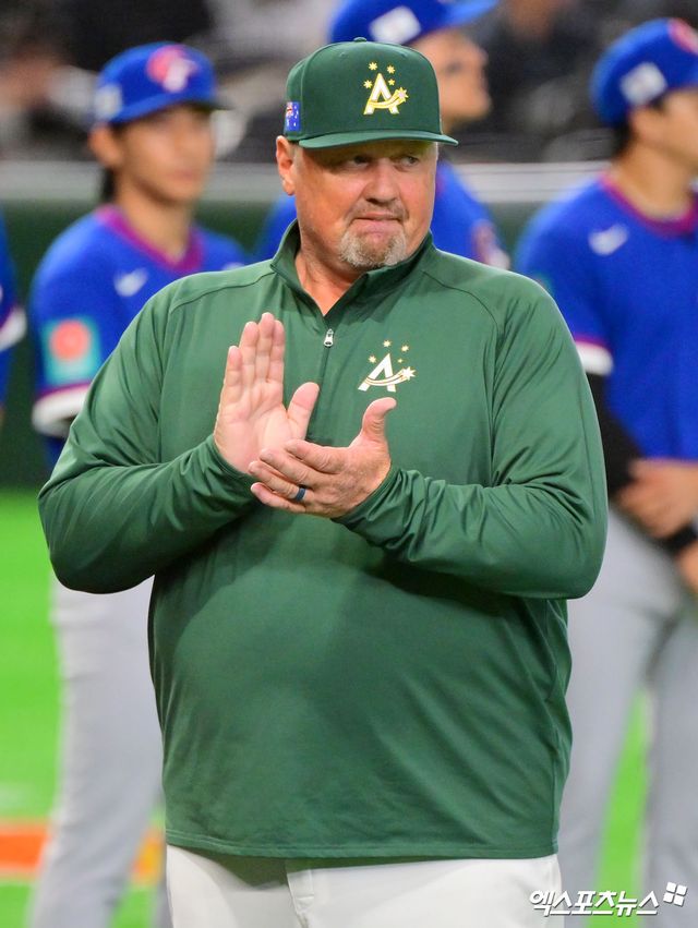 5일 오후 일본 도쿄돔에서 열린 2026 월드베이스볼클래식(WBC) C조 대만과 호주의 경기, 호주 데이브 닐손 감독이 도열을 하고 있다. 도쿄, 김한준 기자