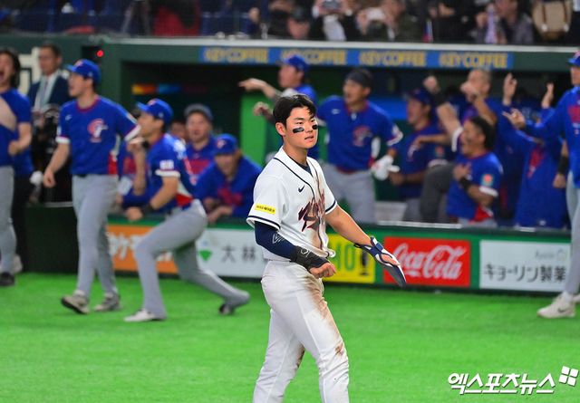 한국 야구가 대만에 덜미를 잡히면서 월드베이스볼클래식(WBC) 8강 진출이 불투명해졌다. 한국은 8일 일본 도쿄돔에서 열린 2026 WBC 조별리그 C조 대만과 경기에서 10회 승부치기 접전 끝에 4-5로 졌다. 1승 2패에 그친 한국은 9일 오후 7시 같은 장소에서 호주(2승)와 조별리그 최종전을 치른다. 만일 호주가 8일 오후 7시 일본(2승)과 경기에서 이기면 한국은 조별리그에서 탈락한다. 호주가 일본에 질 경우, 한국이 9일 호주를 제압하면 한국과 대만, 호주가 2승 2패 동률이 된다. 도쿄, 김한준 기자