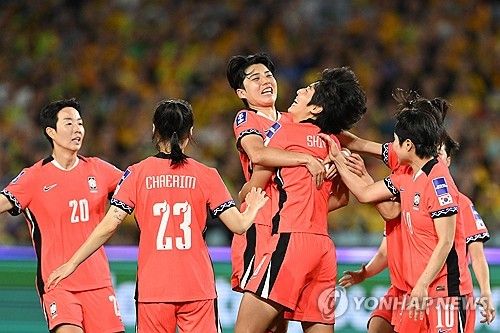 대한민국 여자 축구 국가대표팀이 여자 아시안컵 개최국이자 세계적 강호 호주와 무승부를 거두고 조 1위로 8강에 올랐다. 신상우 감독이 이끄는 한국은 8일(한국시간) 호주 시드니에 위치한 아코르 스타디움에서 열린 호주와의 2026 아시아축구연맹(AFC) 여자 아시안컵 조별리그 A조 3차전에서 3-3 무승부를 기록했다. 이로써 앞서 이란과 필리핀을 연파했던 한국은 조별리그를 2승1무 무패, 승점 7로 마쳤다. 호주와 승점 동률을 이뤘으나 골득실에서 1골 앞서며 조 1위로 8강에 올랐다. 연합뉴스