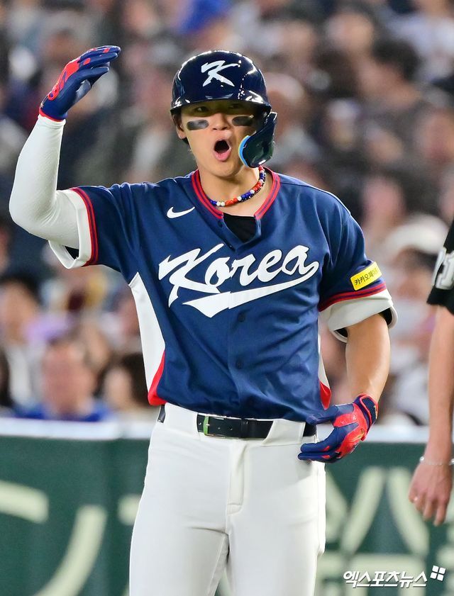 한국 야구대표팀 내야수 김도영(KIA 타이거즈)이 2026 월드베이스볼클래식(WBC) 대만전에 3루수로 나선다. 김도영은 8일 정오 일본 도쿄 도쿄돔에서 열리는 2026 WBC C조 조별리그 대만전을 앞두고 취재진과 만나 '수비는 언제든 나갈 수 있도록 준비해왔다. 9이닝을 소화하는 데 문제가 없다'고 밝혔다. 앞서 5일 체코전과 7일 일본전에 모두 지명타자로 출전했던 김도영은 이날 처음으로 수비 장갑을 낀다. 전날 코치진으로부터 통보받았고, 이날 오전 라인업을 통해 확인했다. 도쿄, 김한준 기자