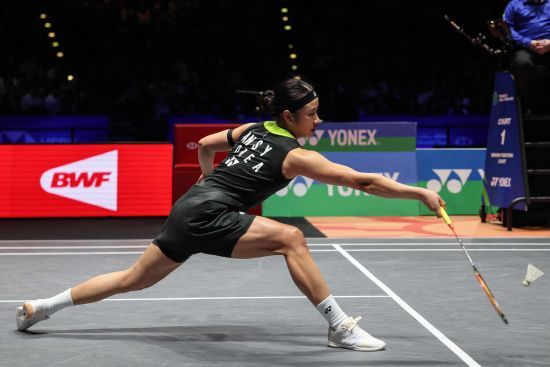 안세영(삼성생명·세계 1위)은 9일(한국시간) 영국 버밍엄의 유틸리타 아레나에서 열린 2026 세계배드민턴연맹(BWF) 월드투어 전영 오픈 여자단식 결승에서 중국의 왕즈이(세계 2위)에게 게임스코어 0-2(15-21 19-21) 충격패를 당했다. 종전까지 왕즈이 상대로 10연승을 달리고 있던 안세영은 2024년 12월 월드투어 파이널 준결승 이후 처음으로 왕즈이에게 패배를 맛봤다. 이날 왕즈이에게 지면서 지난 대회 챔피언 안세영은 전영 오픈 여자단식 연패와 한국 최초 3회 우승 도전이 좌절됐다. 연합뉴스