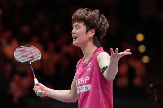 배드민턴 여자 단식 세계랭킹 2위 중국의 왕즈위가 지난 8일 영국 버밍엄의 유틸리타 아레나에서 열린 2026 세계배드민턴연맹(BWF) 월드투어 슈퍼 1000 전영오픈 결승에서 안세영을 꺾고 우승을 차지했다. 사진 연합뉴스