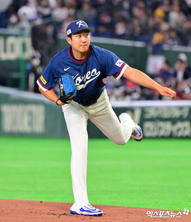 호주전에 등판한 왼팔 투수 손주영(LG 트윈스)이 갑작스러운 부상 때문에 일찍 마운드를 내려갔다. 손주영은 9일 일본 도쿄의 도쿄돔에서 열린 2026 월드베이스볼클래식(WBC) C조 조별리그 호주전에 선발 등판, 1이닝 1피안타 1볼넷 무실점 했다. 손주영은 1회 1사 1, 2루에서 알렉스 홀을 외야 뜬공, 제리드 데일을 내야 땅볼로 처리하고 힘겹게 1회를 마쳤다. 그러나 손주영은 2-0으로 앞선 2회말 시작 직전 갑작스럽게 몸에 이상을 느끼고 마운드를 내려갔다. KBO 관계자는 '(손주영이) 팔꿈치에 불편함을 느껴 교체했다'고 설명했다. 도쿄, 김한준 기자