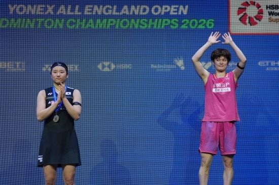 왕즈이(중국·세계랭킹 2위)가 안세영(삼성생명·세계랭킹 1위)을 꺾은 것은 중국에서도 큰 화제다. 중국 언론은 왕즈이가 안세영을 상대로 승리를 거두며 10연패를 끊어낸 이번 경기를 통해 안세영이 '무적'은 아니라는 것을 확인했으며, 이번 경기를 시작으로 배드민턴의 판도가 바뀔 수도 있다고 바라봤다. 사진 연합뉴스