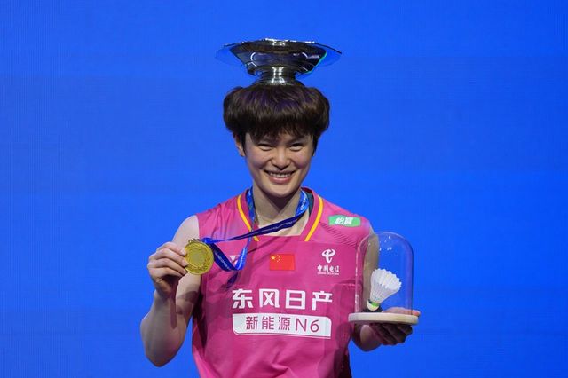 배드민턴 여자 단식 세계랭킹 2위 중국의 왕즈위가 지난 8일 영국 버밍엄의 유틸리타 아레나에서 열린 2026 세계배드민턴연맹(BWF) 월드투어 슈퍼 1000 전영오픈 결승에서 안세영을 꺾고 우승을 차지했다. 사진 연합뉴스