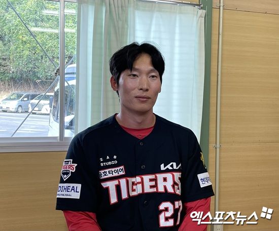KIA 타이거즈 김호령이 6일 일본 오키나와 킨 구장에서 열린 LG 트윈스와의 연습경기 이후 취재진과 인터뷰에 응하고 있다. 엑스포츠뉴스 DB