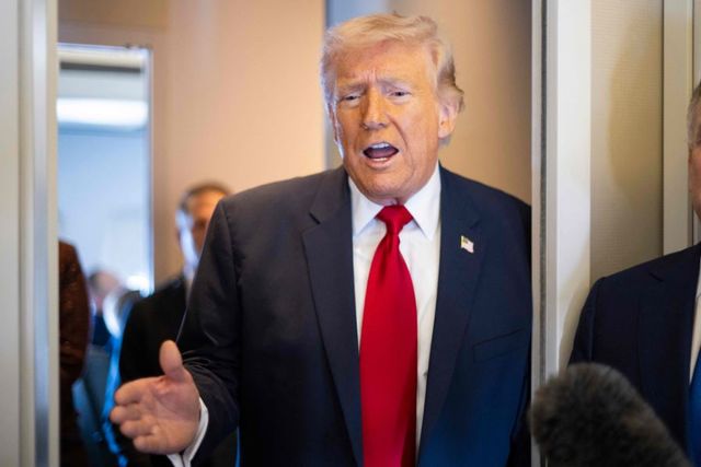 도널드 트럼프 미국 대통령이 아시안컵 참가를 위해 호주를 방문한 이란 여자 축구대표팀 선수들의 강제 송환 가능성에 대해 강력한 경고 메시지를 던지며 국제적인 망명 유도와 인도적 보호를 촉구하고 나섰다. 5명의 핵심 선수가 현재 안전한 장소로 대피한 것으로 확인됐다. 이들은 골드코스트 호텔에서 호주 연방 경찰 보호 아래 안전 가옥으로 긴급 이송됐으며, 정치적 망명 절차가 진행 중인 것으로 알려졌다. 연합뉴스