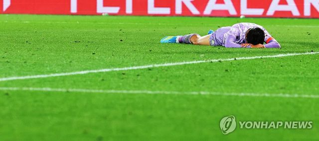 손흥민이 자신을 향한 기량 하락 의견에 동의하지 않았다. 창피한 행동 하지 않았다며 아직 녹슬지 않았음을 알렸다. 손흥민은 1일 오스트리아와의 한국 대표팀 원정 경기 직후 취재진과의 인터뷰에서 기량이 떨어진 것 아니냐는 의견에 '난 그렇게 생각하지 않는다. 어느 순간 내가 기량이 떨어지고 내려놔야 할 땐 내가 냉정하게 내려놓겠다. 내가 많은 골을 넣었고 당연히 기대감이 높은 것은 잘 알고 있다'고 했다. 이어 '지금 나쁘지 않다. 그러다가 내가 골 넣으면 어떤 얘기가 나올지 궁금하다. 토트넘에서도 10경기 못 넣은 적이 있고 그렇다. 스스로 창피한 행동하지 않았다. 부족하다고 생각하면 누구보다 냉정하게 했다'고 덧붙였다. 연합뉴스