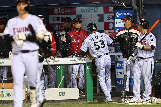 1일 오후 서울 잠실야구장에서 열린 '2026 신한 SOL Bank KBO리그' KIA 타이거즈와 LG 트윈스의 경기, 6회말 1사 만루 오스틴 타석 때 희생플라이로 득점한 천성호가 더그아웃에서 축하를 받고 있다. 잠실, 고아라 기자