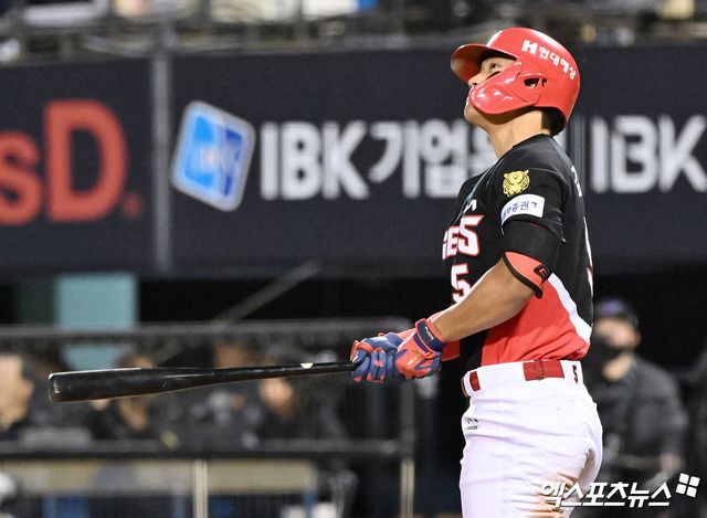 31일 오후 서울 송파구 잠실야구장에서 열린 '2026 신한 SOL Bank KBO리그' KIA 타이거즈와 LG 트윈스의 경기, 2회초 2사 2루 KIA 김도영이 투런 홈런을 날리고 있다. 잠실, 김한준 기자