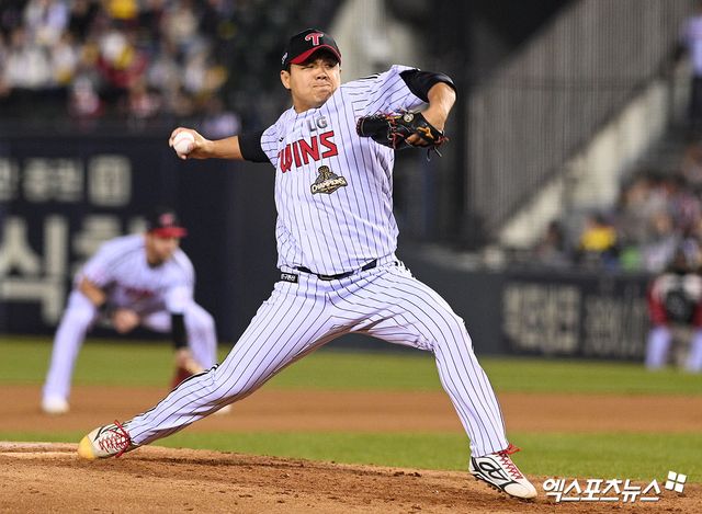 1일 오후 서울 잠실야구장에서 열린 '2026 신한 SOL Bank KBO리그' KIA 타이거즈와 LG 트윈스의 경기, 6회초 LG 장현식이 공을 힘차게 던지고 있다. 잠실, 고아라 기자