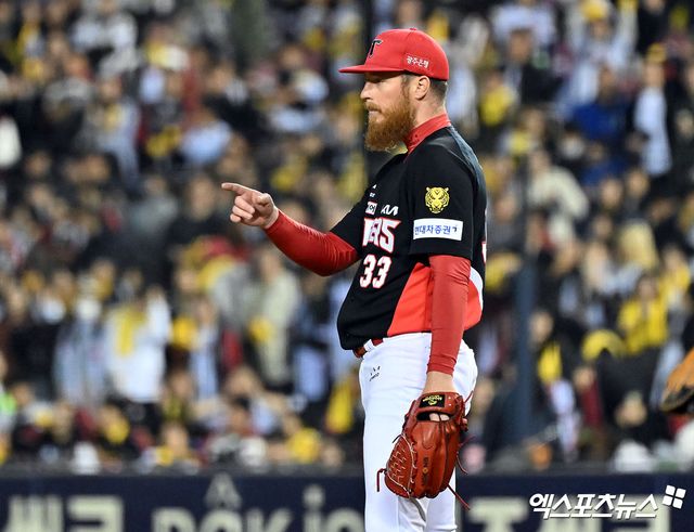 31일 오후 서울 송파구 잠실야구장에서 열린 '2026 신한 SOL Bank KBO리그' KIA 타이거즈와 LG 트윈스의 경기, 4회말 무사 1루 KIA 올러가 LG 오스틴을 병살로 처리한 후 김도영을 향해 제스처를 취하고 있다. 엑스포츠뉴스 DB