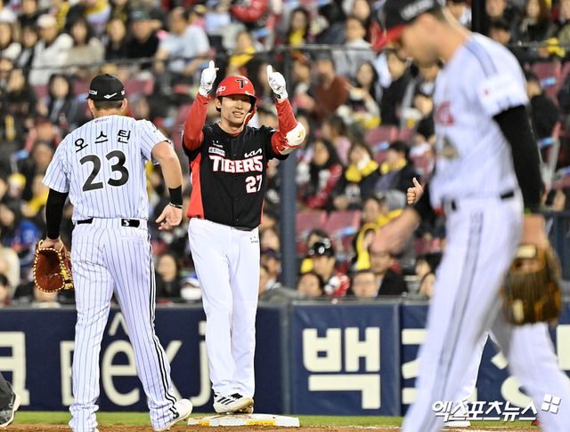 31일 오후 서울 송파구 잠실야구장에서 열린 '2026 신한 SOL Bank KBO리그' KIA 타이거즈와 LG 트윈스의 경기, 2회초 2사 1,3루 KIA 김호령이 1타점 적시타를 날리고 있다. 엑스포츠뉴스 DB