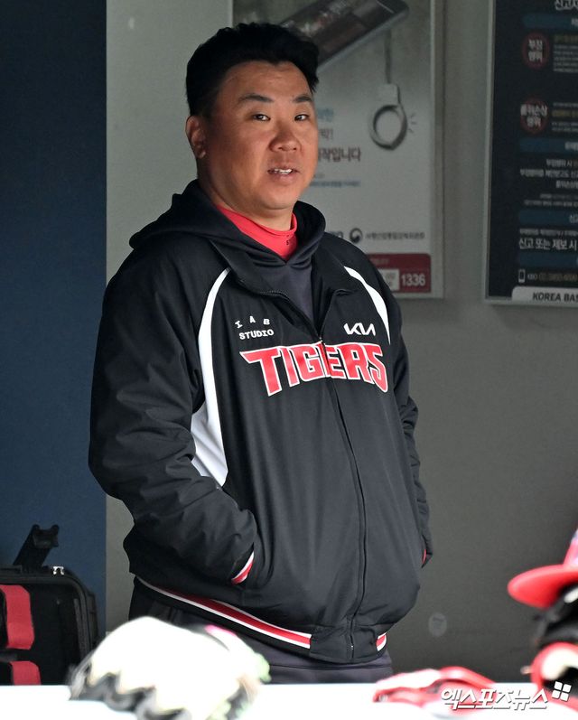 31일 오후 서울 송파구 잠실야구장에서 열리는 '2026 신한 SOL Bank KBO리그' KIA 타이거즈와 LG 트윈스의 경기, KIA 이범호 감독이 그라운드를 바라보고 있다. 엑스포츠뉴스 DB