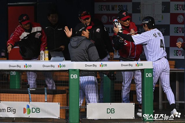 1일 오후 서울 잠실야구장에서 열리는 '2026 신한 SOL Bank KBO리그' KIA 타이거즈와 LG 트윈스의 경기, 1회말 1사 만루 LG 신민재가 문성주 타석 때 밀어내기 볼넷으로 득점한 뒤 기뻐하고 있다. 잠실, 고아라 기자