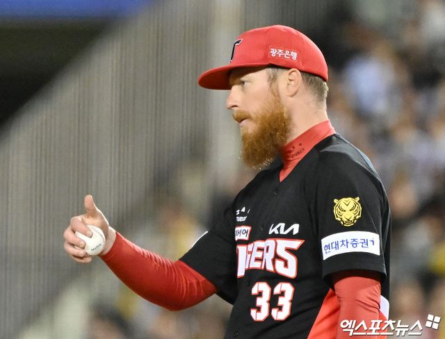 31일 오후 서울 송파구 잠실야구장에서 열린 '2026 신한 SOL Bank KBO리그' KIA 타이거즈와 LG 트윈스의 경기, 4회말 무사 1루 KIA 올러가 LG 오스틴을 병살로 처리한 후 김도영을 향해 제스처를 취하고 있다. 엑스포츠뉴스 DB