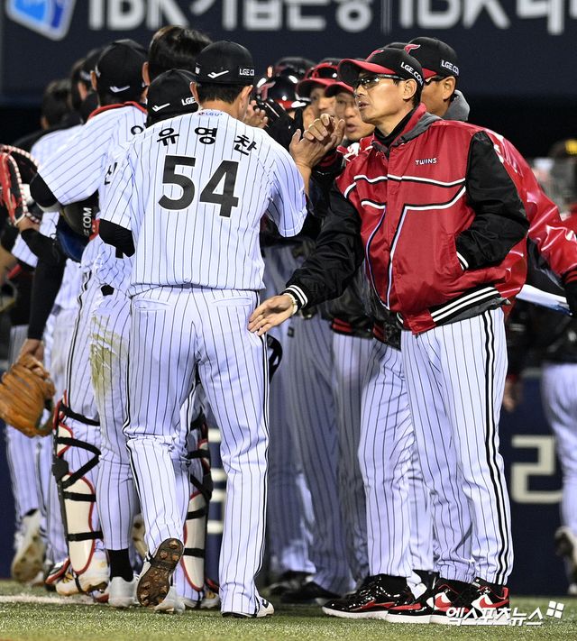 1일 오후 서울 잠실야구장에서 열린 '2026 신한 SOL Bank KBO리그' KIA 타이거즈와 LG 트윈스의 경기, LG가 KIA를 상대로 7:2 승리를 거두며 연패를 끊었다. 이날 경기를 승리로 마친 LG 염경엽 감독이 유영찬을 격려하고 있다. 잠실, 고아라 기자