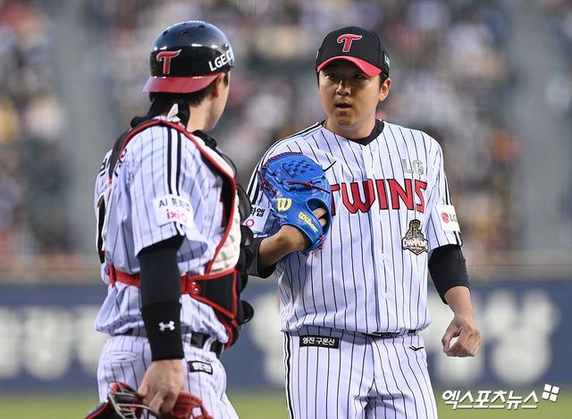 1일 오후 서울 잠실야구장에서 열린 '2026 신한 SOL Bank KBO리그' KIA 타이거즈와 LG 트윈스의 경기, 1회초 LG 선발투수 송승기가 이닝을 마치고 포수 박동원과 대화를 나누고 있다. 잠실, 고아라 기자