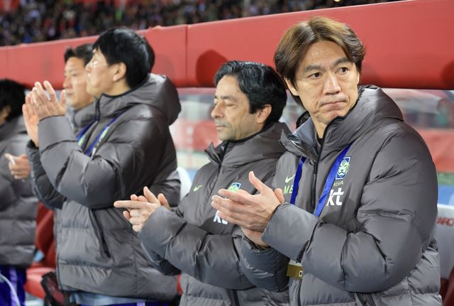 홍명보 감독이 이끄는 대한민국 축구 대표팀이 1일(한국시간) 오스트리아 빈에 있는 에른스트 하펠 스타디온에서 열린 오스트리아와의 3월 두 번째 평가전에서 0-1로 패했다.&nbsp; 마르셀 자비처에게 결승 골을 내주면서 한국은 7년 만에 처음으로 2경기 연속 무득점 경기를 당했다. 한국은 지난달 28일 코트디부아르전 0-4 충격패를 당하며 출발했다. 가상의 남아프리카공화국인 코트디부아르의 1.5군을 상대로 무려 4골을 헌납하며 무너졌다.&nbsp;2026년부터 실시간으로 경기 결과가 반영되는 FIFA 랭킹에서 한국은 무려 3계단 떨어진 25위(1588.66점)로 가라앉았다. 한국을 꺾은 24위 오스트리아(1593.45점)보다 아래로 내려갔다.&nbsp;연합뉴스