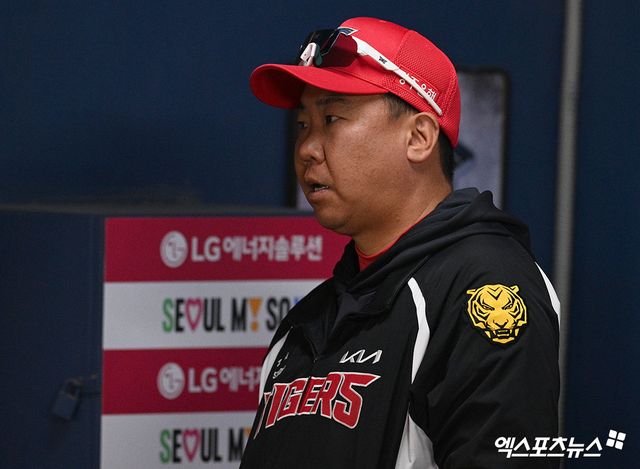 1일 오후 서울 잠실야구장에서 열리는 '2026 신한 SOL Bank KBO리그' KIA 타이거즈와 LG 트윈스의 경기, KIA 이범호 감독이 경기를 지켜보고 있다. 엑스포츠뉴스 DB