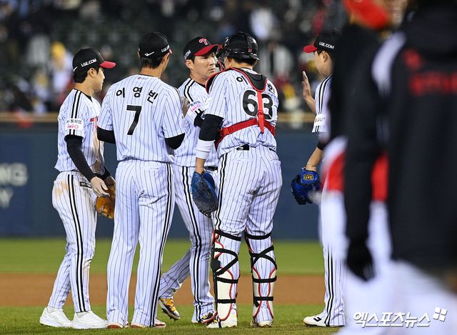 1일 오후 서울 잠실야구장에서 열린 '2026 신한 SOL Bank KBO리그' KIA 타이거즈와 LG 트윈스의 경기, LG가 KIA를 상대로 7:2 승리를 거두며 연패를 끊었다. 이날 경기를 승리로 마친 LG 선수들이 기뻐하고 있다. 잠실, 고아라 기자