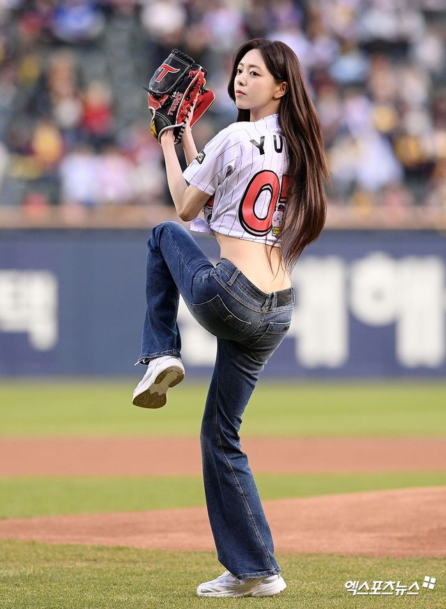 유나 '골반 여신의 시구'