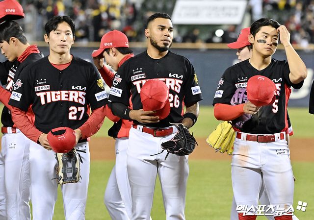31일 오후 서울 송파구 잠실야구장에서 열린 '2026 신한 SOL Bank KBO리그' KIA 타이거즈와 LG 트윈스의 경기, KIA가 김도영의 투런 홈런에 힘입어 LG에 7:2로 승리하며 연패에서 탈출했다. 이날 경기에서 승리한 KIA 김호령 카스트로 김도영이 기뻐하고 있다. 엑스포츠뉴스 DB