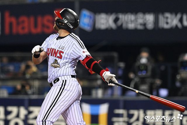 1일 오후 서울 잠실야구장에서 열린 '2026 신한 SOL Bank KBO리그' KIA 타이거즈와 LG 트윈스의 경기, 6회말 1사 만루 LG 오스틴이 타격하고 있다. 잠실, 고아라 기자