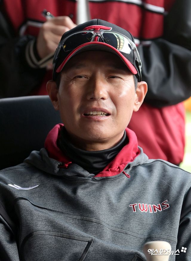 1일 오후 서울 잠실야구장에서 열리는 '2026 신한 SOL Bank KBO리그' KIA 타이거즈와 LG 트윈스의 경기, LG 염경엽 감독이 인터뷰를 하고 있다. 엑스포츠뉴스 DB