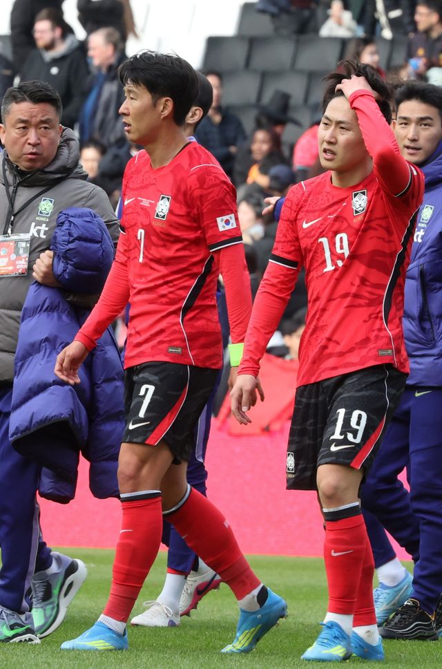 홍명보 감독이 이끄는 대한민국 축구 대표팀이 1일(한국시간) 오스트리아 빈에 있는 에른스트 하펠 스타디온에서 열린 오스트리아와의 3월 두 번째 평가전에서 0-1로 패했다.&nbsp; 마르셀 자비처에게 결승 골을 내주면서 한국은 7년 만에 처음으로 2경기 연속 무득점 경기를 당했다. 한국은 지난달 28일 코트디부아르전 0-4 충격패를 당하며 출발했다. 가상의 남아프리카공화국인 코트디부아르의 1.5군을 상대로 무려 4골을 헌납하며 무너졌다.&nbsp;2026년부터 실시간으로 경기 결과가 반영되는 FIFA 랭킹에서 한국은 무려 3계단 떨어진 25위(1588.66점)로 가라앉았다. 한국을 꺾은 24위 오스트리아(1593.45점)보다 아래로 내려갔다.&nbsp;연합뉴스