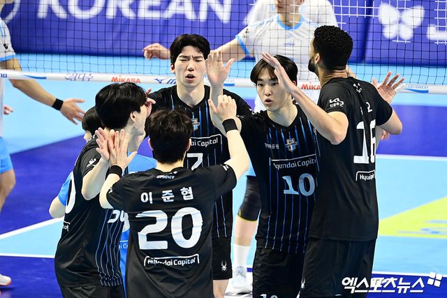 10일 오후 인천 계양체육관에서 열린 '진에어 2025-2026 V-리그' 대한항공과 현대캐피탈의 챔피언결정전 5차전 경기, 현대캐피탈 선수들이 득점에 기뻐하고 있다. 인천, 박지영 기자