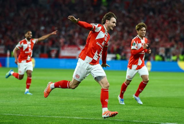 마인츠가 10일(한국시간) 독일 마인츠에 있는 메바 아레나에서 열린 스트라스부르(프랑스)와의 2025-2026시즌 유럽축구연맹(UEFA) 콘퍼런스리그 8강 1차전에서 2-0으로 승리했다.&nbsp;이재성이 빠진 가운데 마인츠는 일본 국가대표 미드필더 사노 가이슈의 맹활약 속에 승리하며 4강 진출에 유리한 고지를 점했다.&nbsp;이재성은 2월 독일 매체 '빌트'와 인터뷰에서 팀의 목표는 (콘퍼런스리그) 우승이다라며 우승에 대한 열망을 드러낸 바 있는데 동료들이 자신이 없는 가운데 더 높은 곳을 향하기 위한 발판을 마련해줬다.&nbsp;연합뉴스