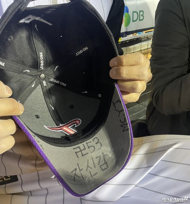 LG 트윈스 천성호의 모자챙. '자신감'이라는 문구와 함께 아내, 아들, 반려견의 이니셜이 적혀 있다. 잠실, 김유민 기자