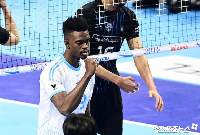 10일 오후 인천 계양체육관에서 열린 '진에어 2025-2026 V-리그' 대한항공과 현대캐피탈의 챔피언결정전 5차전 경기, 대한항공 마쏘가 득점에 기뻐하고 있다. 인천, 박지영 기자