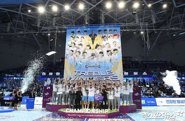 10일 오후 인천 계양체육관에서 열린 '진에어 2025-2026 V-리그' 대한항공과 현대캐피탈의 챔피언결정전 5차전 경기, 대한항공이 세트 스코어 3:1(25:18, 25:21, 19:25, 25:23)로 승리하며 트레블을 달성했다. 경기 종료 후 대한항공 선수들이 기념 촬영을 하고 있다. 인천, 박지영 기자